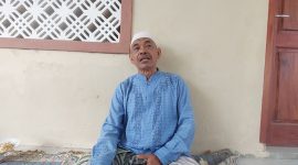 Ketua FKUB Kota Serang KH Matin Syarkowi (tengah) menghadiri perayaan Natal di GKI Serang sebagai bentuk komitmen menjaga kerukunan umat beragama, Tokoh Agama Kecamatan Walantaka, Kota Serang, KH Hisni Rifai, memberikan penjelasan, Minggu, 28 Desember 2025