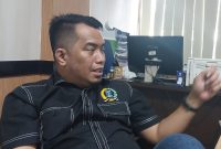 Ketua Fraksi Partai Demokrat DPRD Kabupaten Serang, Azwar Anas, menyampaikan pandangannya terkait hasil seleksi terbuka jabatan Eselon II di Gedung DPRD Kabupaten Serang, Senin, 15 Desember 2025