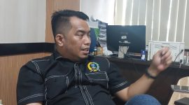 Ketua Fraksi Partai Demokrat DPRD Kabupaten Serang, Azwar Anas, menyampaikan pandangannya terkait hasil seleksi terbuka jabatan Eselon II di Gedung DPRD Kabupaten Serang, Senin, 15 Desember 2025