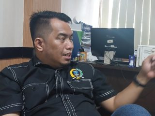 Ketua Fraksi Partai Demokrat DPRD Kabupaten Serang, Azwar Anas, menyampaikan pandangannya terkait hasil seleksi terbuka jabatan Eselon II di Gedung DPRD Kabupaten Serang, Senin, 15 Desember 2025