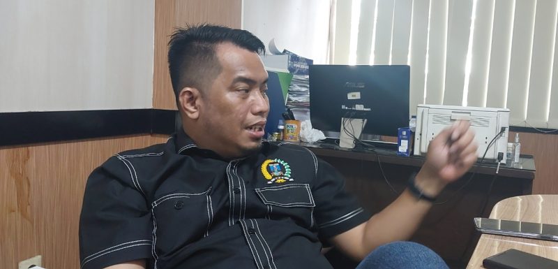Ketua Fraksi Partai Demokrat DPRD Kabupaten Serang, Azwar Anas, menyampaikan pandangannya terkait hasil seleksi terbuka jabatan Eselon II di Gedung DPRD Kabupaten Serang, Senin, 15 Desember 2025