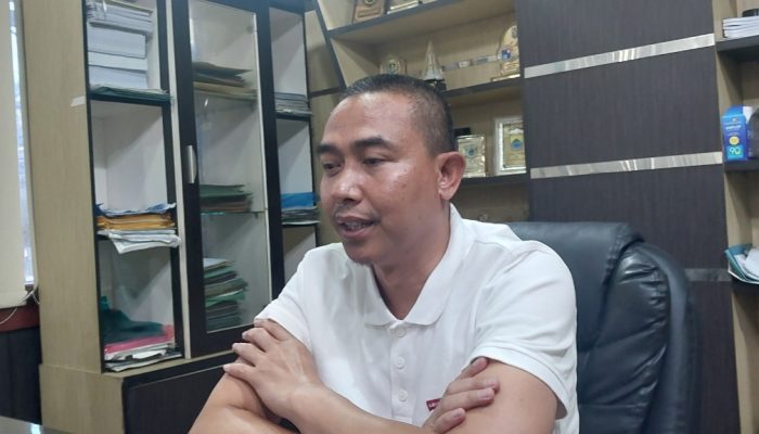 Ketua Komisi 3 DPRD Kabupaten Serang Supiyanto menyampaikan target dan proyeksi Pendapatan Asli Daerah 2026 di Gedung DPRD Kabupaten Serang, Selasa, 16 Desember 2025