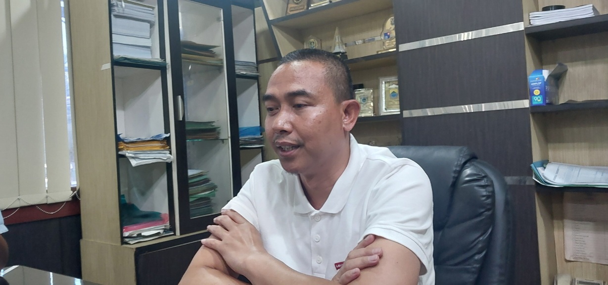 Ketua Komisi 3 DPRD Kabupaten Serang Supiyanto menyampaikan target dan proyeksi Pendapatan Asli Daerah 2026 di Gedung DPRD Kabupaten Serang, Selasa, 16 Desember 2025
