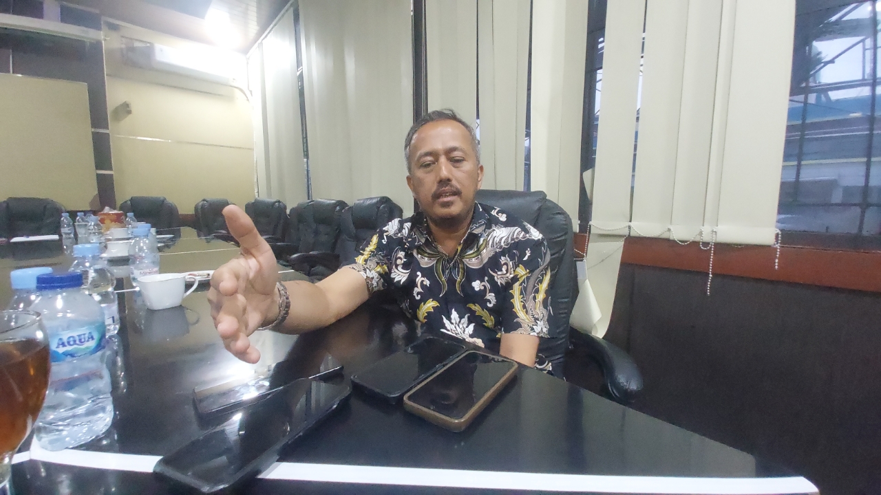 Ketua Komisi IV DPRD Kabupaten Serang, Yadi Mulyadi, saat memimpin rapat monitoring dan evaluasi serapan anggaran bersama OPD mitra menjelang akhir tahun anggaran 2025.