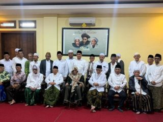Ketua Umum PBNU Yahya Cholil Staquf bersama Rais Aam PBNU KH Miftachul Akhyar saat menghadiri pertemuan di Ponpes Lirboyo, Kediri, Jawa Timur, Kamis, 25 Desember 2025