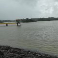 Kondisi limpasan air melalui spillway Bendungan Sindangheula di Kabupaten Serang akibat hujan dengan intensitas tinggi, Jumat, 19 Desember 2025