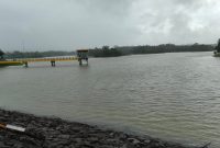 Kondisi limpasan air melalui spillway Bendungan Sindangheula di Kabupaten Serang akibat hujan dengan intensitas tinggi, Jumat, 19 Desember 2025