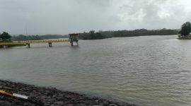 Kondisi limpasan air melalui spillway Bendungan Sindangheula di Kabupaten Serang akibat hujan dengan intensitas tinggi, Jumat, 19 Desember 2025