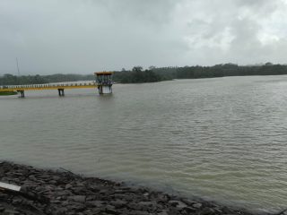 Kondisi limpasan air melalui spillway Bendungan Sindangheula di Kabupaten Serang akibat hujan dengan intensitas tinggi, Jumat, 19 Desember 2025