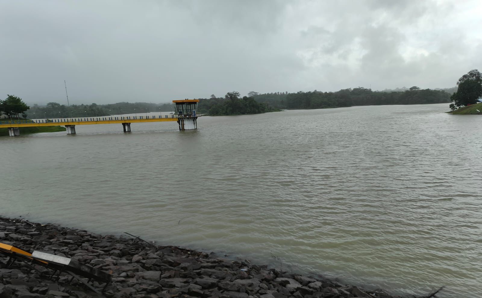 Kondisi limpasan air melalui spillway Bendungan Sindangheula di Kabupaten Serang akibat hujan dengan intensitas tinggi, Jumat, 19 Desember 2025