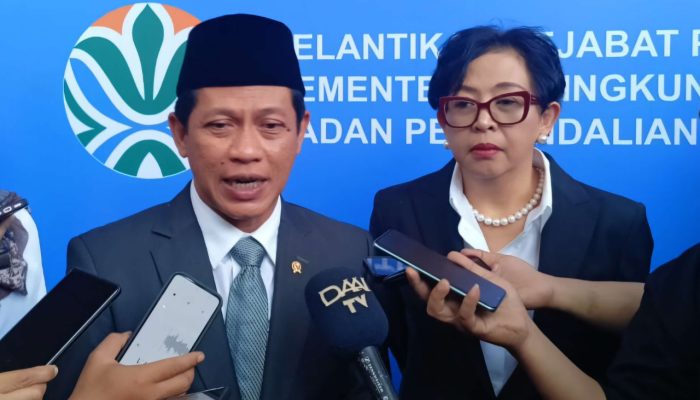 Menteri Lingkungan Hidup Hanif Faisol Nurofiq saat meninjau persoalan pengelolaan sampah di TPA Cipeucang, Tangerang Selatan.