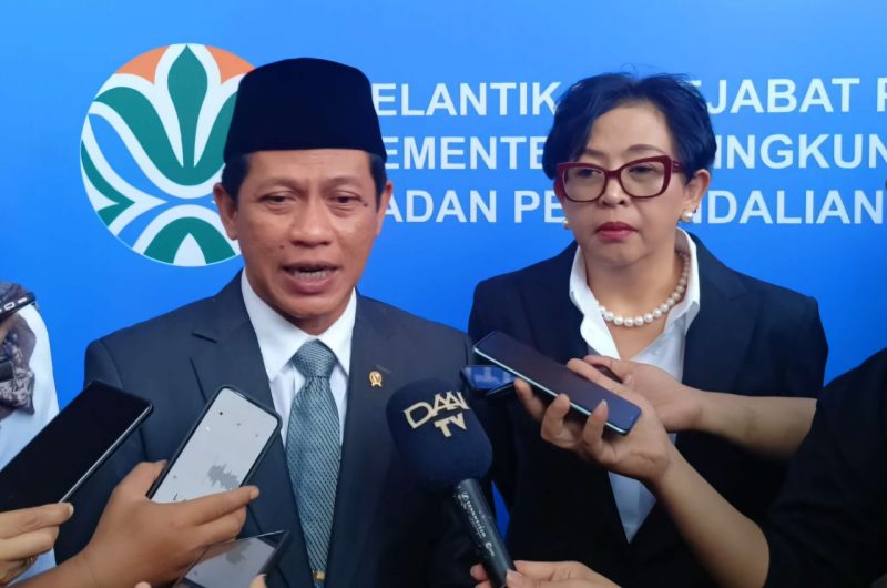 Menteri Lingkungan Hidup Hanif Faisol Nurofiq saat meninjau persoalan pengelolaan sampah di TPA Cipeucang, Tangerang Selatan.