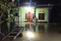 Kondisi ratusan rumah warga di Kampung Kajaroan, Cinangka, Kabupaten Serang, yang masih terendam banjir hingga ketinggian dua meter.