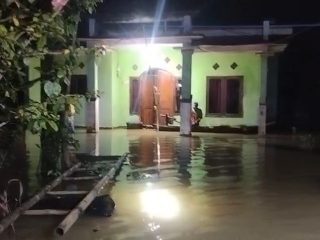 Banjir Parah Rendam Cinangka hingga 2 Meter, Ratusan Rumah Tenggelam, Warga Keluhkan Posko Jauh dan Jalan Hancur