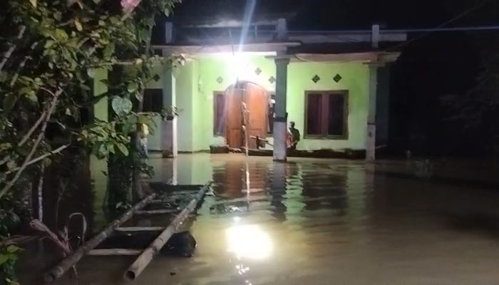 Kondisi ratusan rumah warga di Kampung Kajaroan, Cinangka, Kabupaten Serang, yang masih terendam banjir hingga ketinggian dua meter.