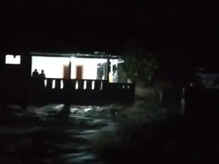 Luapan air banjir merendam permukiman warga di Kecamatan Padarincang, Kabupaten Serang, akibat hujan deras yang turun sejak Minggu sore, 28 Desember 2025