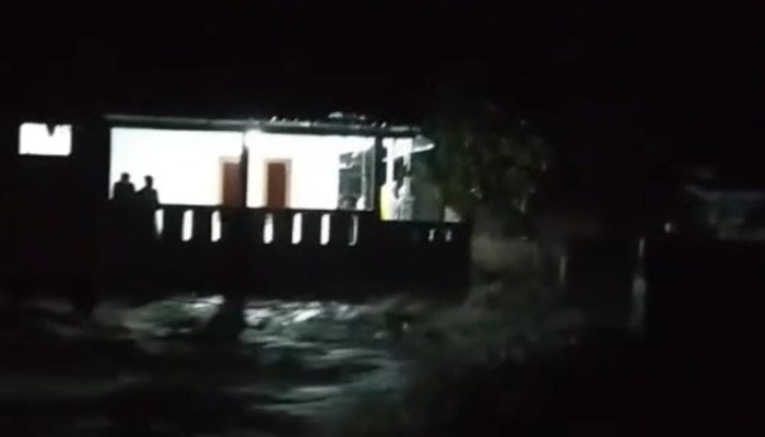 Luapan air banjir merendam permukiman warga di Kecamatan Padarincang, Kabupaten Serang, akibat hujan deras yang turun sejak Minggu sore, 28 Desember 2025