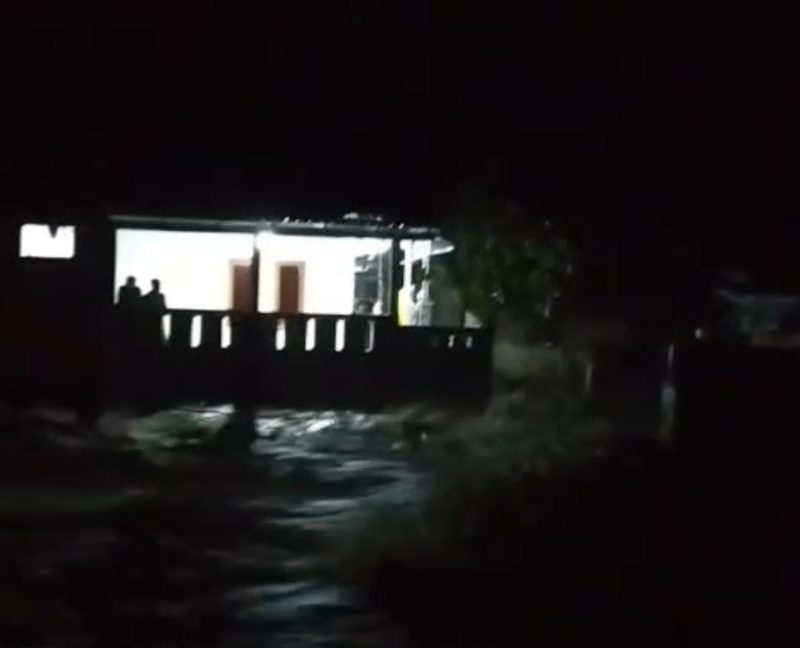 Luapan air banjir merendam permukiman warga di Kecamatan Padarincang, Kabupaten Serang, akibat hujan deras yang turun sejak Minggu sore, 28 Desember 2025