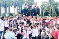 Massa buruh dari berbagai serikat menggelar aksi pengawalan penetapan upah 2026 di kawasan KP3B, Kota Serang, Selasa, 24 Desember 2025