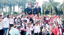 Massa buruh dari berbagai serikat menggelar aksi pengawalan penetapan upah 2026 di kawasan KP3B, Kota Serang, Selasa, 24 Desember 2025