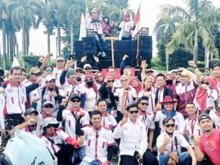 Massa buruh dari berbagai serikat menggelar aksi pengawalan penetapan upah 2026 di kawasan KP3B, Kota Serang, Selasa, 24 Desember 2025