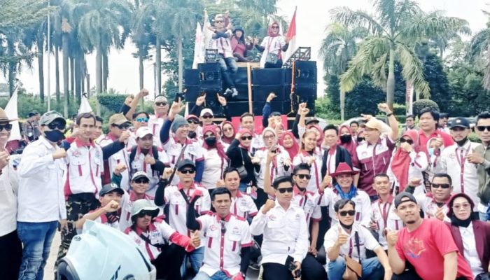 Massa buruh dari berbagai serikat menggelar aksi pengawalan penetapan upah 2026 di kawasan KP3B, Kota Serang, Selasa, 24 Desember 2025