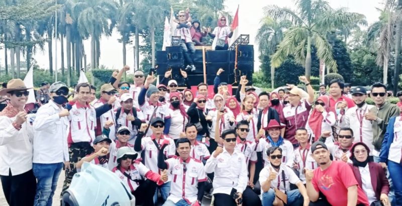 Massa buruh dari berbagai serikat menggelar aksi pengawalan penetapan upah 2026 di kawasan KP3B, Kota Serang, Selasa, 24 Desember 2025