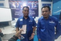 Pelaksana Tugas Ketua DPC Partai Demokrat Kabupaten Serang, Azwar Anas, memberikan arahan saat kegiatan Pendidikan Politik bagi pengurus PAC di Kantor DPC Demokrat Serang, Rabu, 31 Desember 2025
