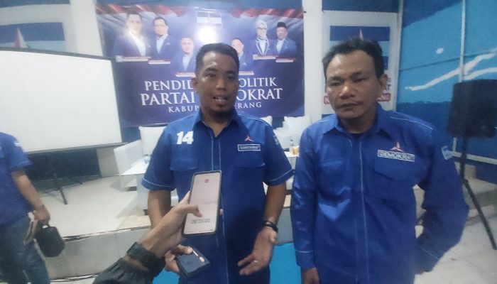 Pelaksana Tugas Ketua DPC Partai Demokrat Kabupaten Serang, Azwar Anas, memberikan arahan saat kegiatan Pendidikan Politik bagi pengurus PAC di Kantor DPC Demokrat Serang, Rabu, 31 Desember 2025