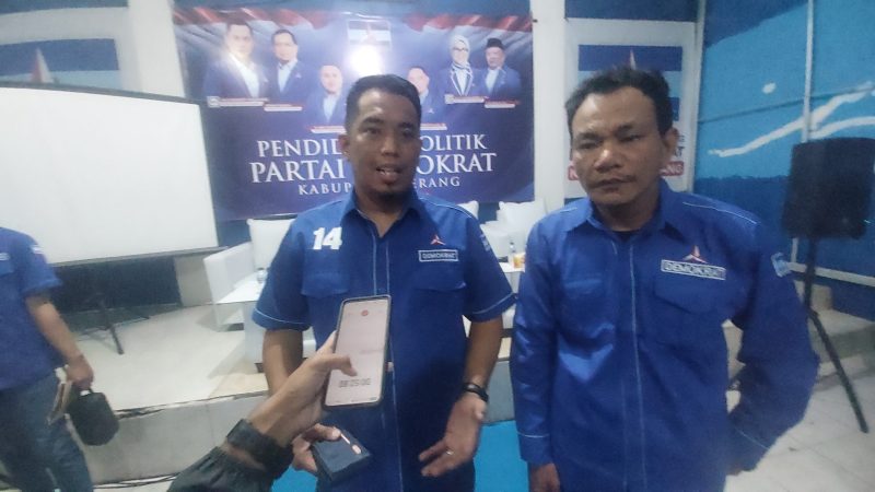 Pelaksana Tugas Ketua DPC Partai Demokrat Kabupaten Serang, Azwar Anas, memberikan arahan saat kegiatan Pendidikan Politik bagi pengurus PAC di Kantor DPC Demokrat Serang, Rabu, 31 Desember 2025