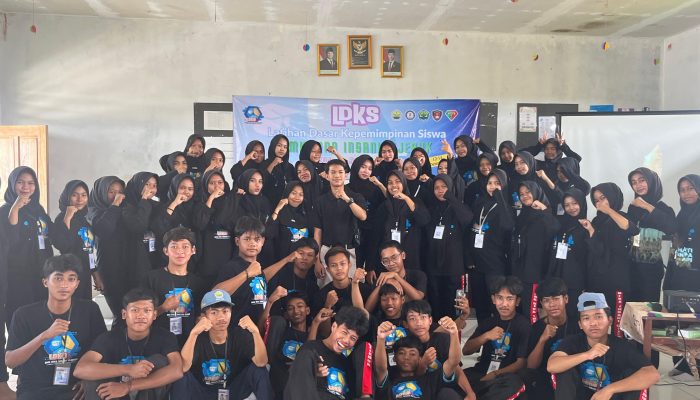 Peserta LDKS SMK Bina Insani Cijeruk Kecamatan Mekarbaru mengikuti sesi pembekalan kepemimpinan dan organisasi bersama narasumber dari GAMSUT selama tiga hari kegiatan