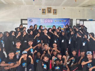 Peserta LDKS SMK Bina Insani Cijeruk Kecamatan Mekarbaru mengikuti sesi pembekalan kepemimpinan dan organisasi bersama narasumber dari GAMSUT selama tiga hari kegiatan