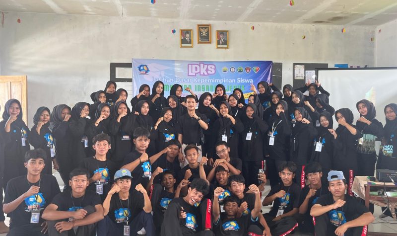 Peserta LDKS SMK Bina Insani Cijeruk Kecamatan Mekarbaru mengikuti sesi pembekalan kepemimpinan dan organisasi bersama narasumber dari GAMSUT selama tiga hari kegiatan