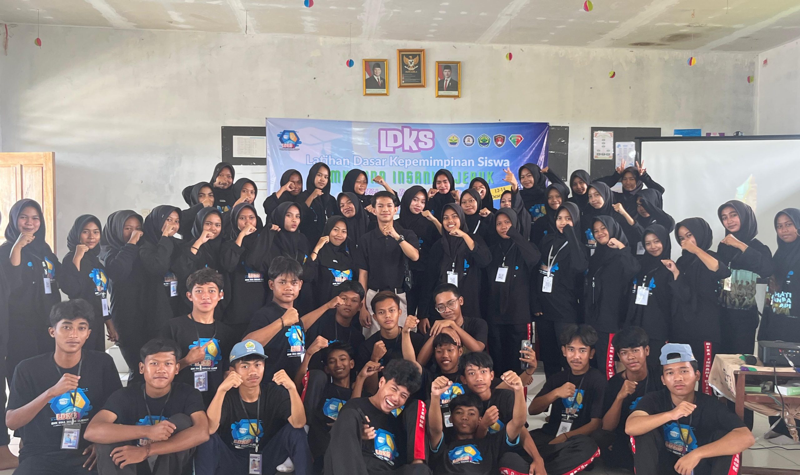 Peserta LDKS SMK Bina Insani Cijeruk Kecamatan Mekarbaru mengikuti sesi pembekalan kepemimpinan dan organisasi bersama narasumber dari GAMSUT selama tiga hari kegiatan