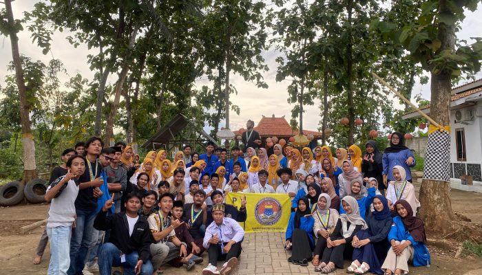 Peserta MAPABA II PMII Rayon FKIP dan Teknik Universitas Primagraha mengikuti rangkaian kaderisasi di Kebun Kebangsaan Walantaka, Kota Serang, Minggu, 21 Desember 2025