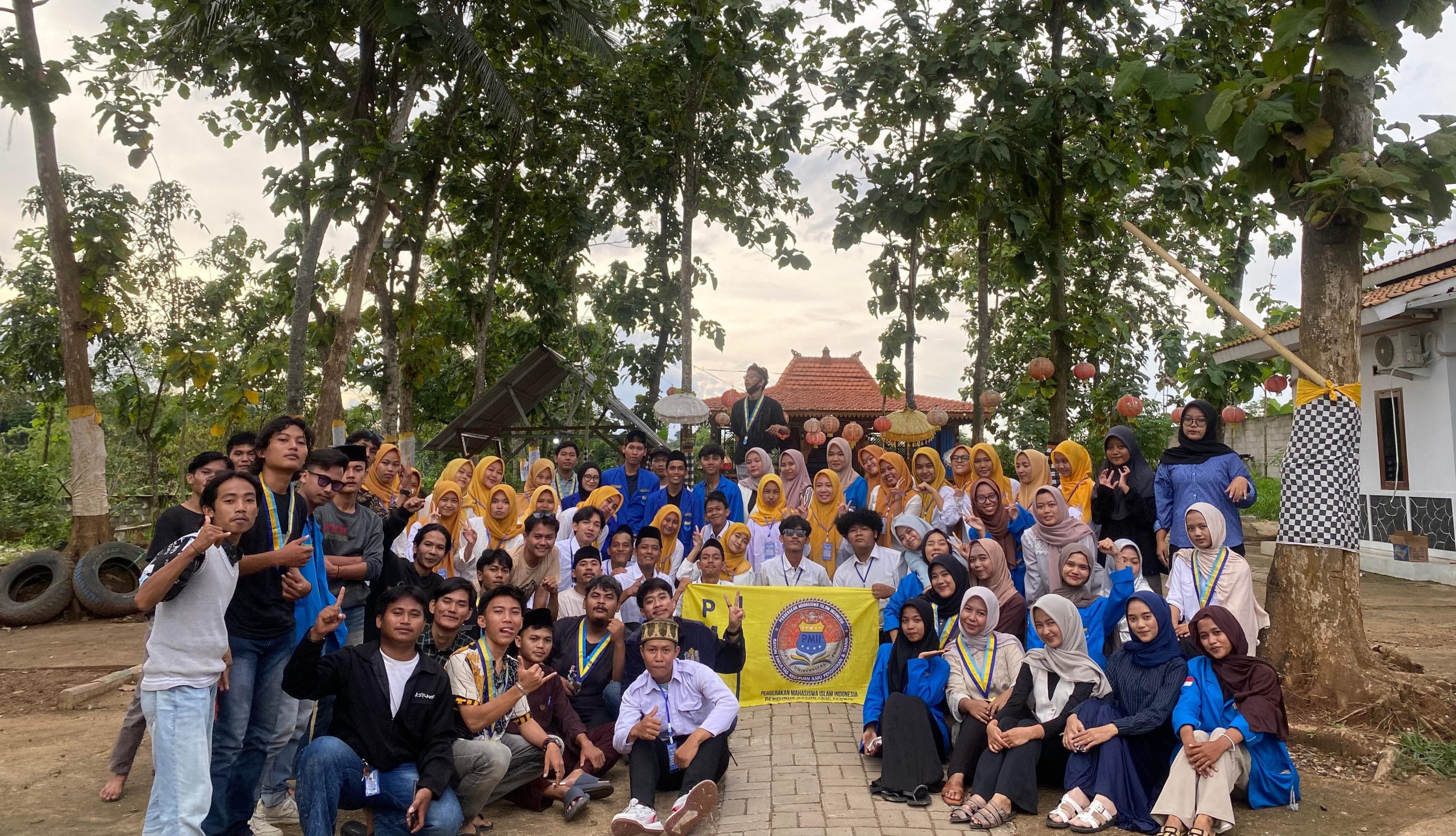 Peserta MAPABA II PMII Rayon FKIP dan Teknik Universitas Primagraha mengikuti rangkaian kaderisasi di Kebun Kebangsaan Walantaka, Kota Serang, Minggu, 21 Desember 2025