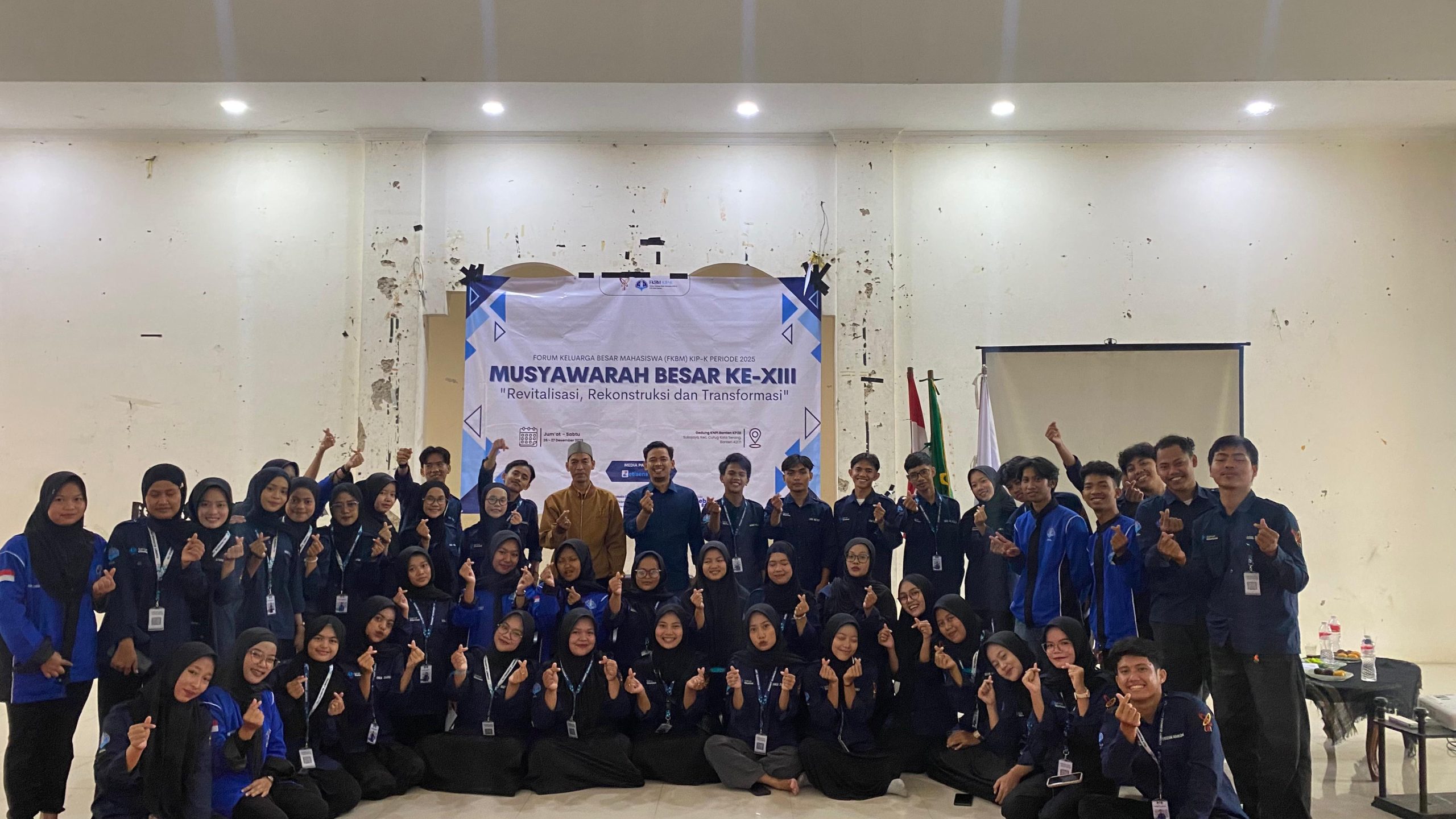 Peserta Musyawarah Besar XIII FKBM KIP-K mengikuti sidang pleno di Gedung KNPI Banten, Kota Serang, Jumat–Sabtu, 26–27 Desember 2025