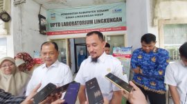 Petugas UPTD Laboratorium Lingkungan Hidup Kabupaten Serang menyiapkan peralatan uji sampel lingkungan sebagai bagian dari persiapan menuju pola pengelolaan BLUD.
