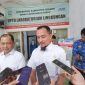 Petugas UPTD Laboratorium Lingkungan Hidup Kabupaten Serang menyiapkan peralatan uji sampel lingkungan sebagai bagian dari persiapan menuju pola pengelolaan BLUD.
