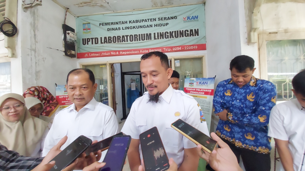 Petugas UPTD Laboratorium Lingkungan Hidup Kabupaten Serang menyiapkan peralatan uji sampel lingkungan sebagai bagian dari persiapan menuju pola pengelolaan BLUD.