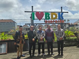 Pimpinan UIN Sultan Maulana Hasanuddin Banten bersama jajaran Balai Diklat Keagamaan Denpasar dalam kegiatan sharing session penguatan moderasi beragama dan eko-teologi di Bali.