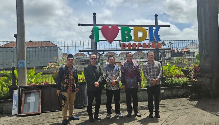 Pimpinan UIN Sultan Maulana Hasanuddin Banten bersama jajaran Balai Diklat Keagamaan Denpasar dalam kegiatan sharing session penguatan moderasi beragama dan eko-teologi di Bali.