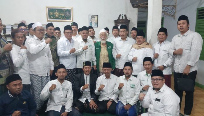 Pj Ketua Umum PBNU KH Zulfa Musthofa menyerukan NU Banten agar memperkuat kekompakan dengan PBNU setelah berkunjung kepada Abuya Muhtadi di Cidahu. Silaturahmi itu menegaskan pentingnya soliditas NU demi stabilitas nasional.