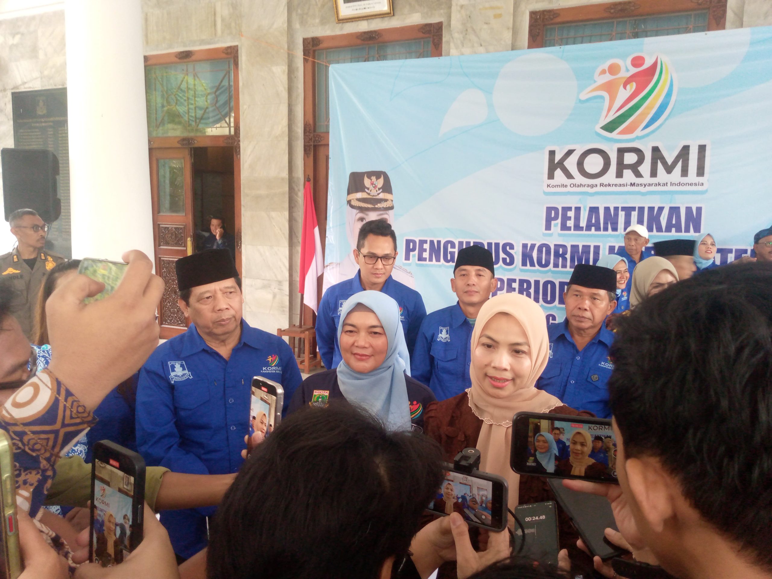 Prosesi pelantikan berlangsung khidmat dan lancar, serta dihadiri oleh Ibu Bupati Serang Ratu Rachmatuzakiyah, jajaran pemerintah daerah, dan tamu undangan lainnya.