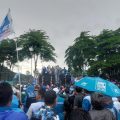 Ratusan buruh dari berbagai serikat menggelar aksi unjuk rasa di depan Pendopo Bupati Serang, Kamis, 18 Desember 2025, menuntut kebijakan pengupahan yang dinilai lebih berpihak kepada pekerja.