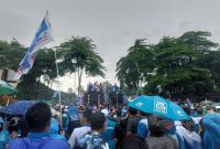 Ratusan buruh dari berbagai serikat menggelar aksi unjuk rasa di depan Pendopo Bupati Serang, Kamis, 18 Desember 2025, menuntut kebijakan pengupahan yang dinilai lebih berpihak kepada pekerja.