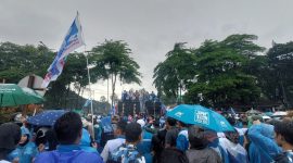 Ratusan buruh dari berbagai serikat menggelar aksi unjuk rasa di depan Pendopo Bupati Serang, Kamis, 18 Desember 2025, menuntut kebijakan pengupahan yang dinilai lebih berpihak kepada pekerja.