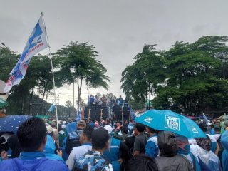 Ratusan buruh dari berbagai serikat menggelar aksi unjuk rasa di depan Pendopo Bupati Serang, Kamis, 18 Desember 2025, menuntut kebijakan pengupahan yang dinilai lebih berpihak kepada pekerja.