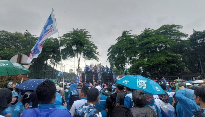 Ratusan buruh dari berbagai serikat menggelar aksi unjuk rasa di depan Pendopo Bupati Serang, Kamis, 18 Desember 2025, menuntut kebijakan pengupahan yang dinilai lebih berpihak kepada pekerja.