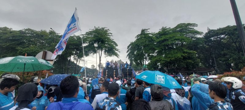 Ratusan buruh dari berbagai serikat menggelar aksi unjuk rasa di depan Pendopo Bupati Serang, Kamis, 18 Desember 2025, menuntut kebijakan pengupahan yang dinilai lebih berpihak kepada pekerja.